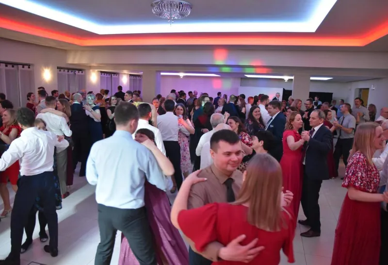 Pary tańczą na sali balowej