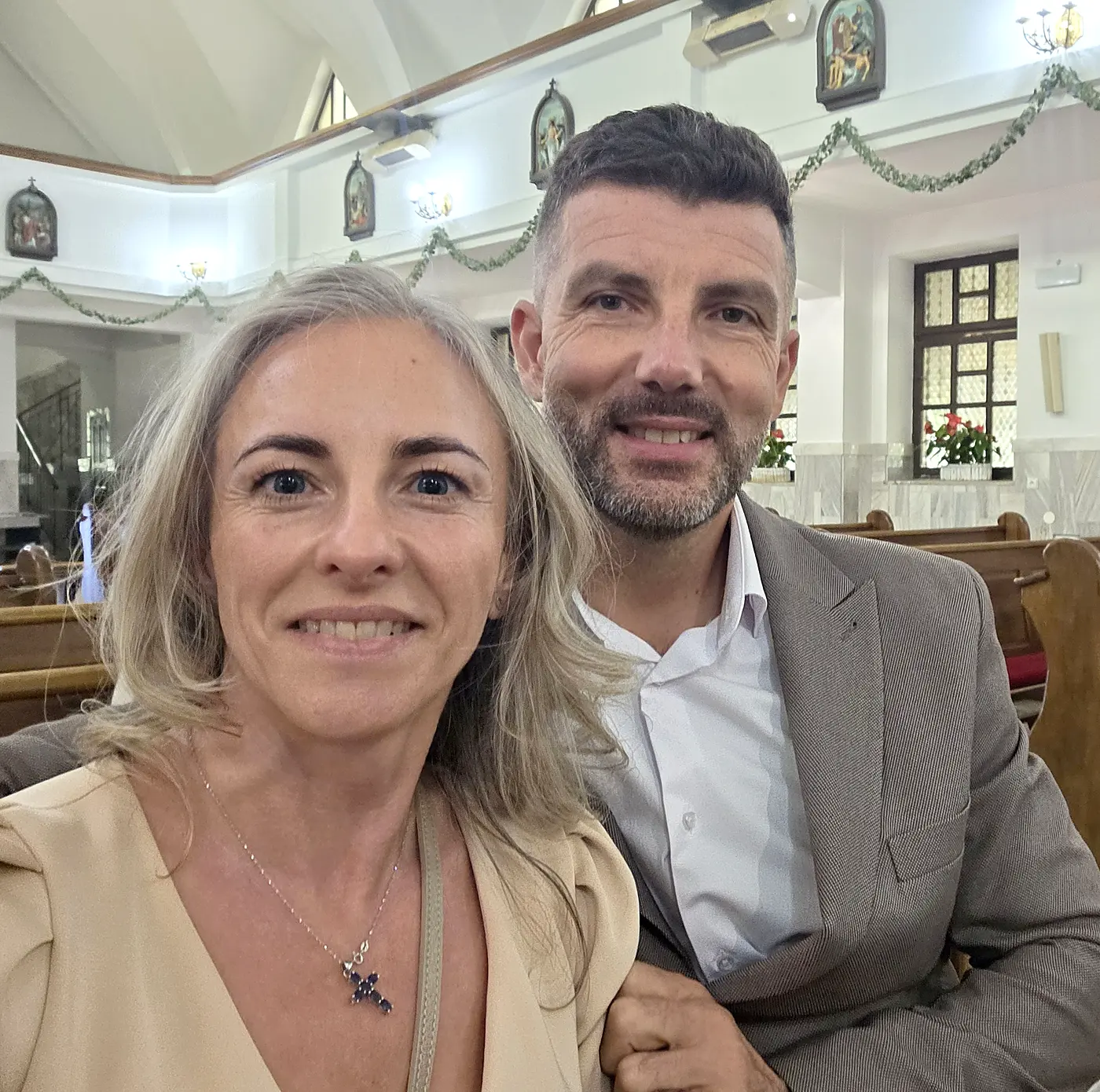 Uśmiechnięci małżonkowie w ławce w kościele