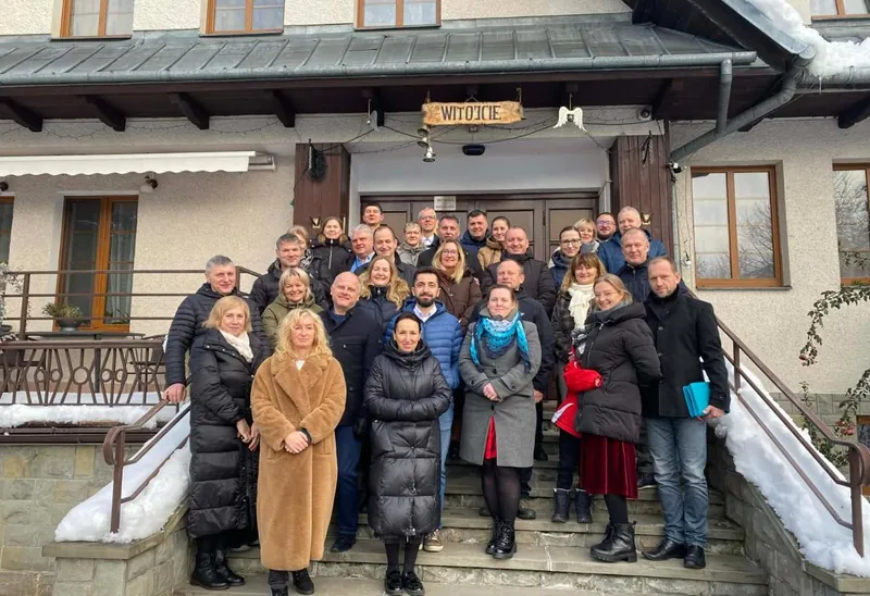 Małżeństwa przed domem rekolekcyjnym zimą
