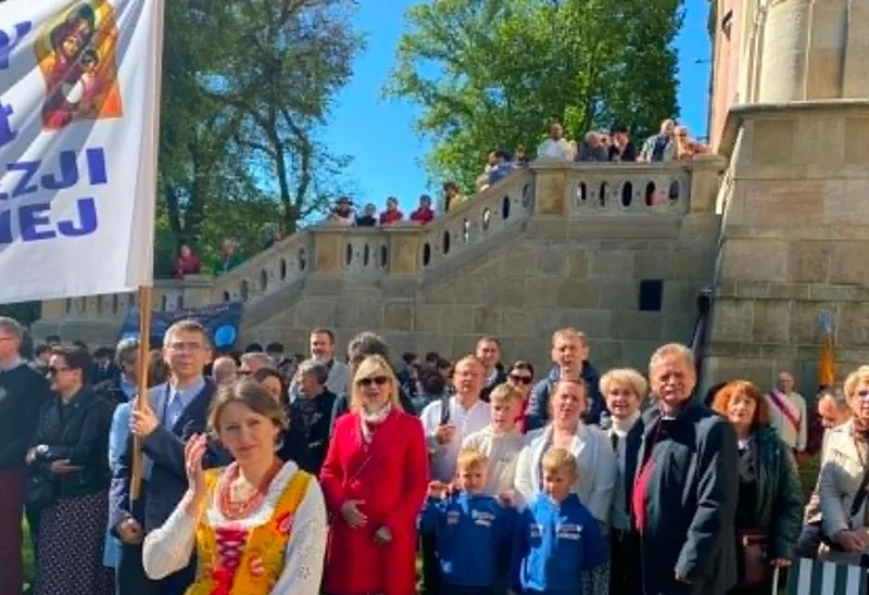 Rodziny z dziećmi i sztandarem podczas pielgrzymki